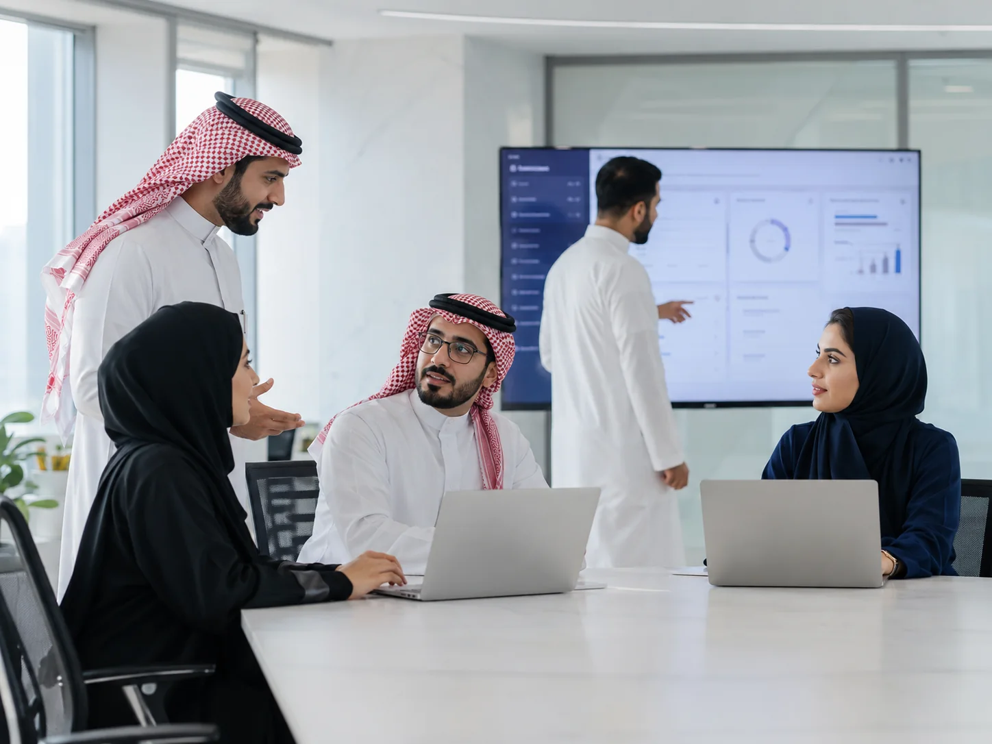 فريق رقمي سعودي يراجع لوحة منصة ويب